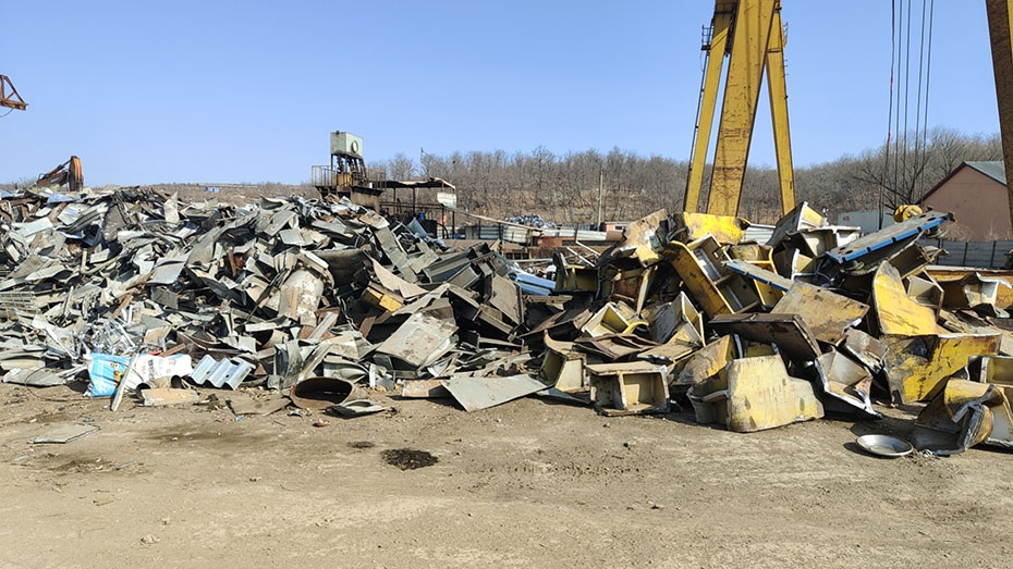 大连源泉废品回收站回收大量废旧钢铁